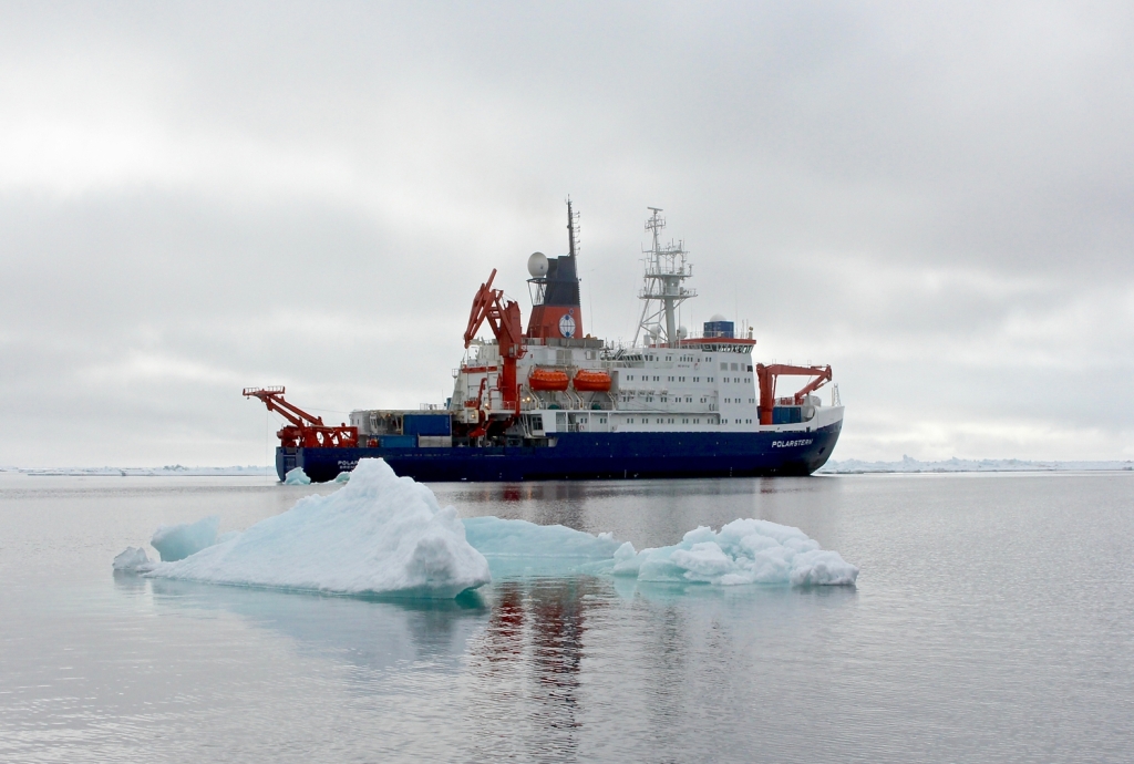 Polarstern im Eis (AWI; Soltwedel)